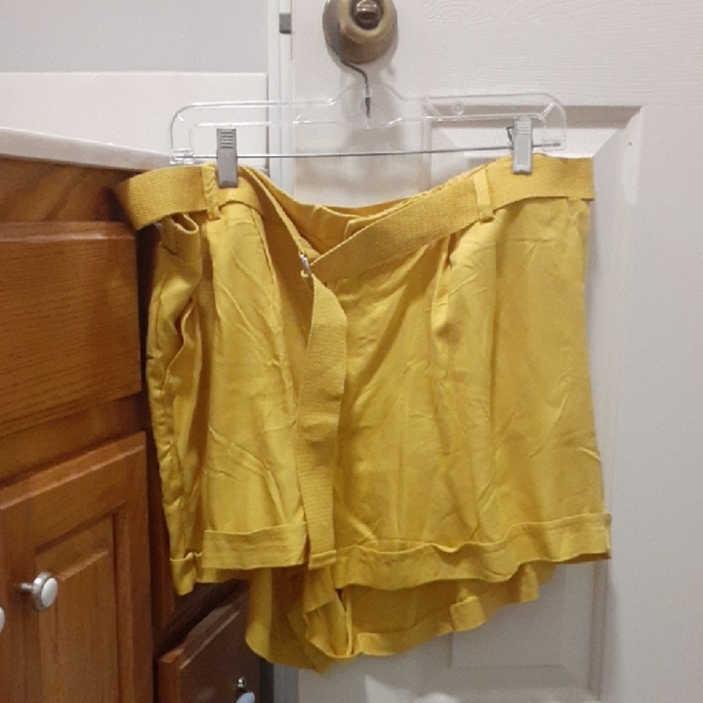 New Look Yellow Summer Shorts. 2X. New With Tags
